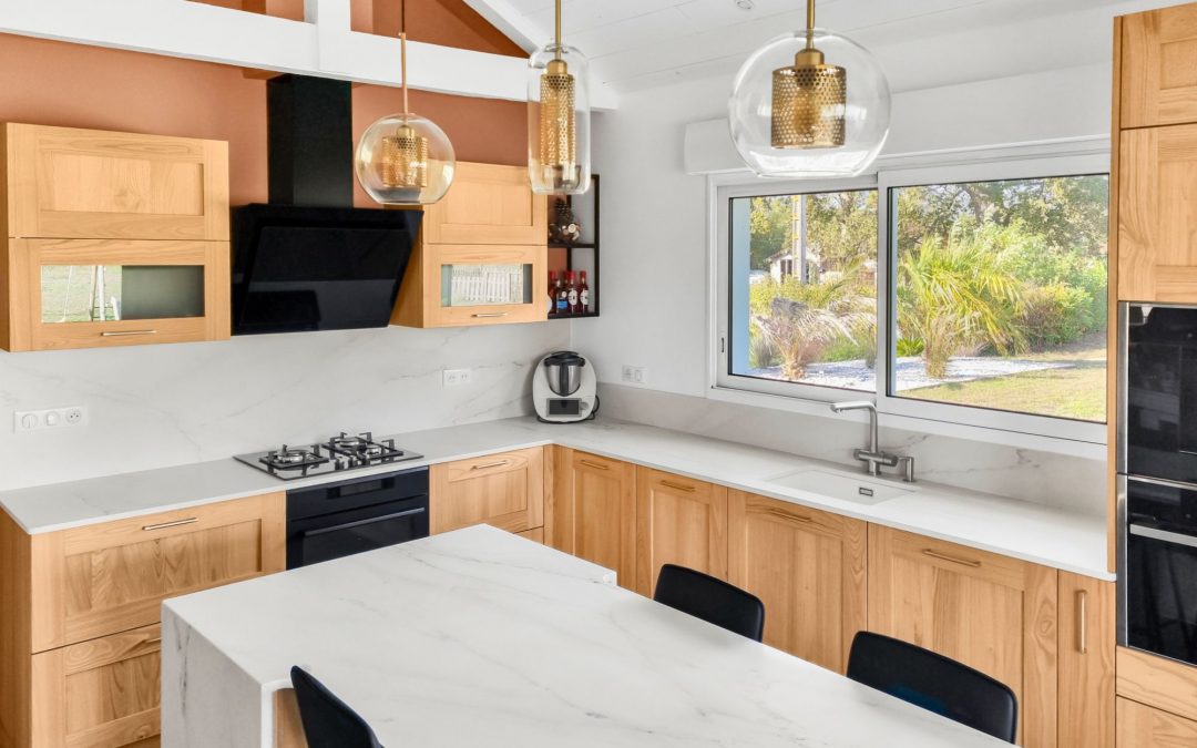 Grande cuisine lumineuse en bois massif et Dekton