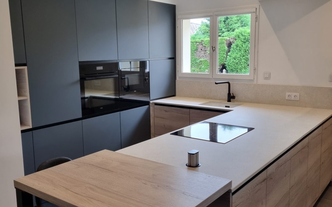 Cuisine Fenix gris anthracite et chêne Halifax à Saint-Perdon (40).