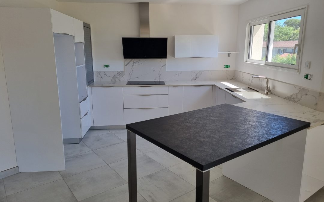 Cuisine lumineuse blanc brillant à Vic-Fezensac (32).