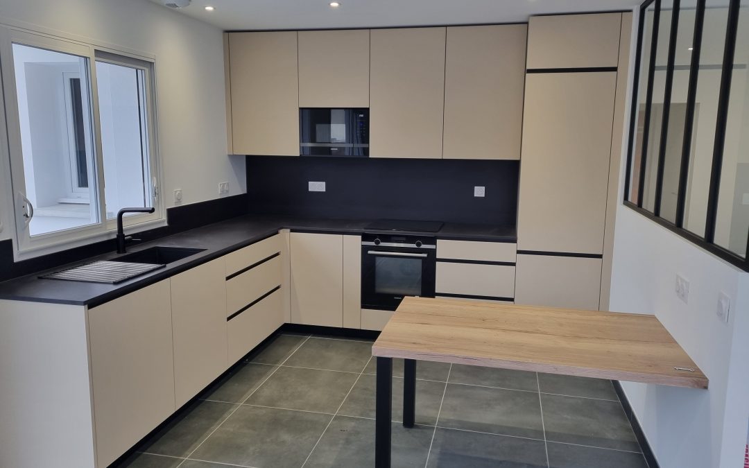 Cuisine moderne avec verrière à Buglose (40) : Fenix beige extra mat