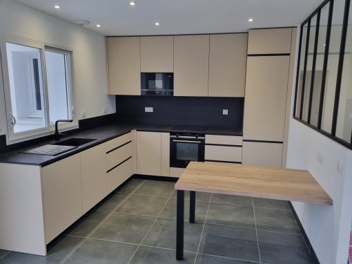 Cuisine moderne avec verrière à Buglose (40) : Fenix beige extra mat