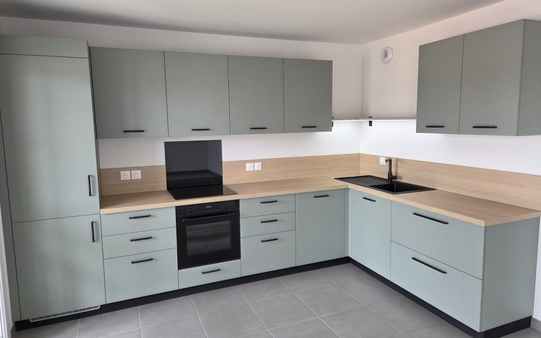 Cuisine lumineuse à Saint-Paul-lès-Dax en stratifié bleu clair et plan de travail chêne naturel