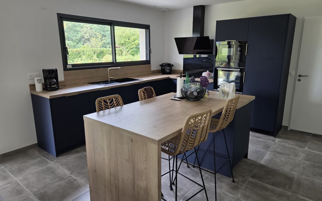 Cuisine à Carcares-Sainte-Croix en Fenix bleu nuit mat et bois chêne Halifax