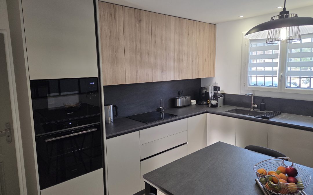 Cuisine moderne à Saugnac-et-Cambran beige mat, plan de travail Dekton Bromo et verrière alu noir