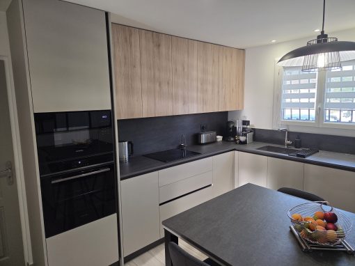 Cuisine moderne à Saugnac-et-Cambran beige mat, plan de travail Dekton Bromo et verrière alu noir