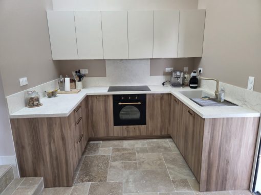 Cuisine en U en mélaminé Noyer et plan de ravail ton beige marbré à Mont-de-Marsan (40).