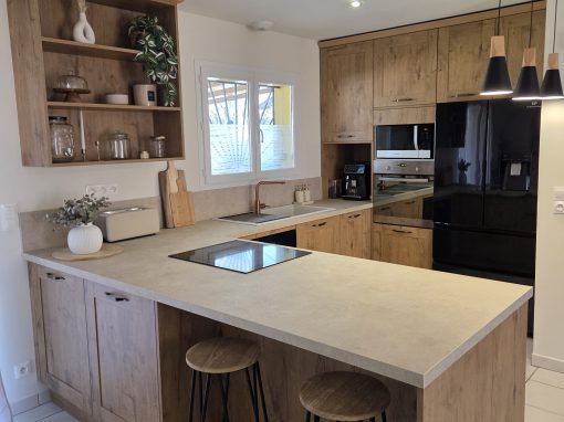 Cuisine avec cadre bois chêne vieilli et plan de travail beige à Saint-Perdon (40).