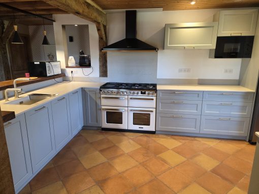 Cuisine avec cadre blanc mat et plan de travail en Dekton Danae à Banos (40).