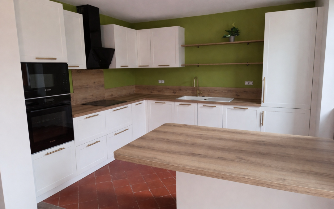 Cuisine moderne blanc mat et ton bois à Saint-Sever (40).